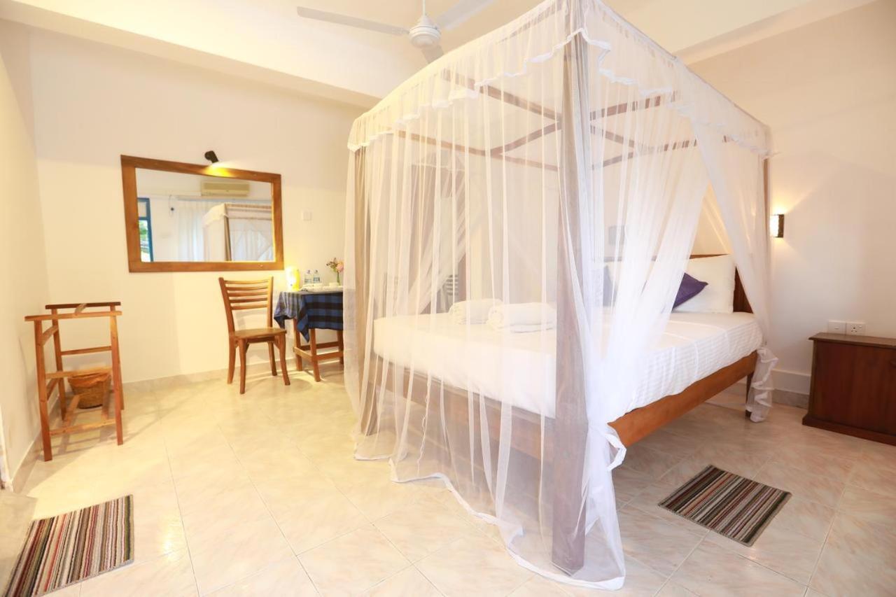 Dock Holiday Guest House Unawatuna Extérieur photo